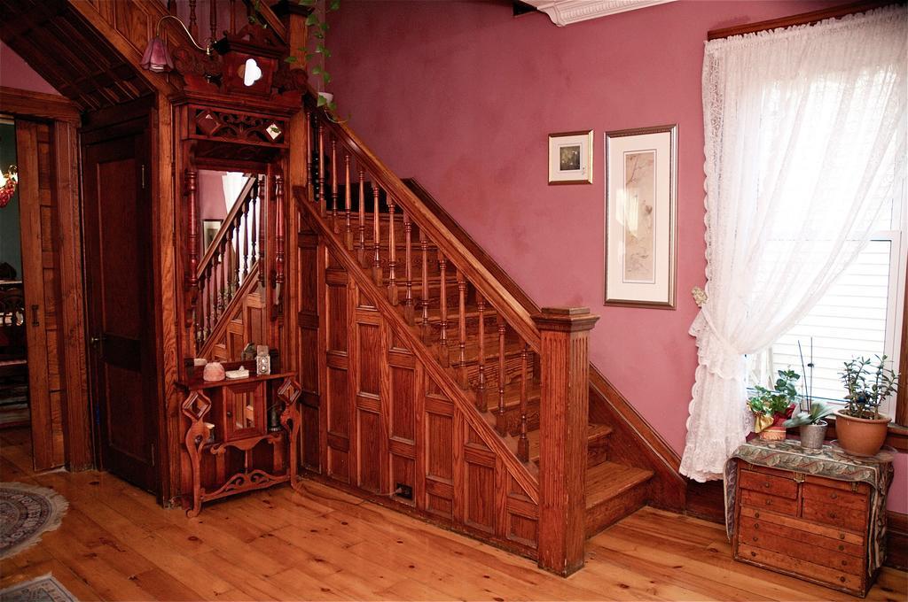Bondy House Bed & Breakfast Amherstburg Exterior foto